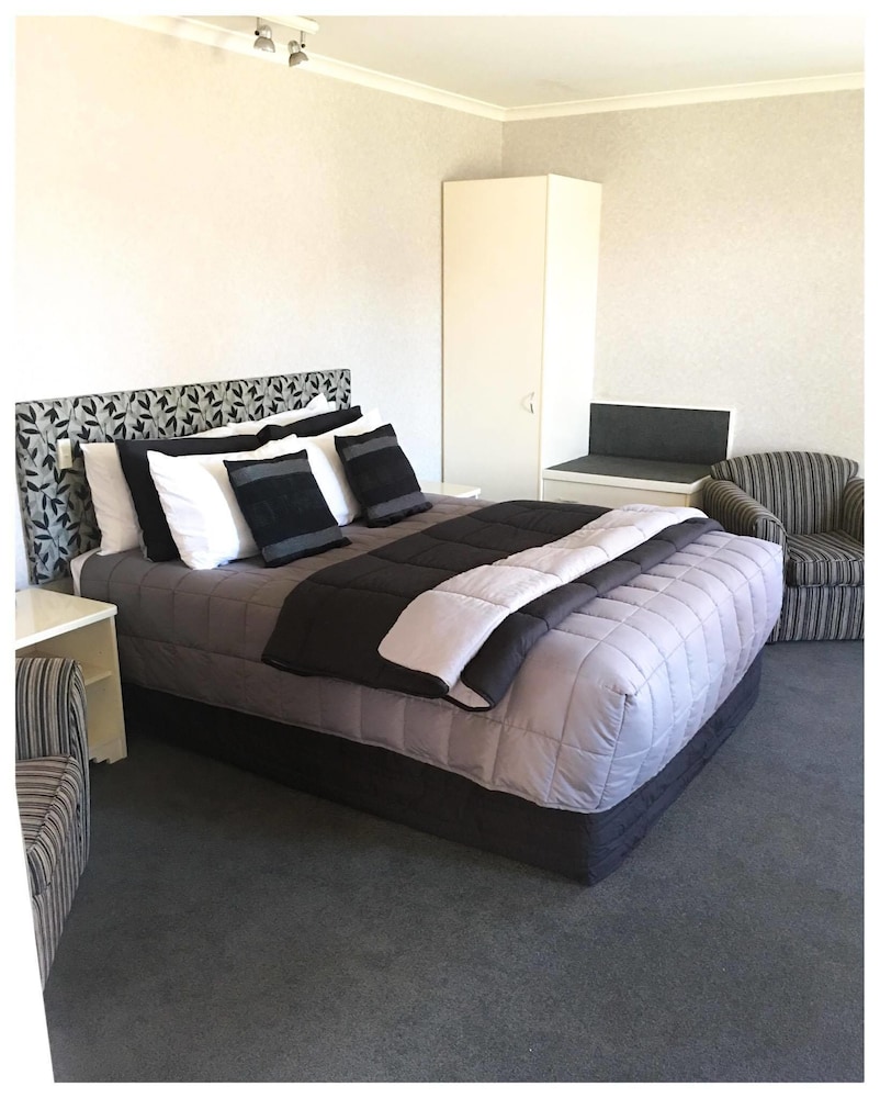 Deco City Motor Lodge 8/54