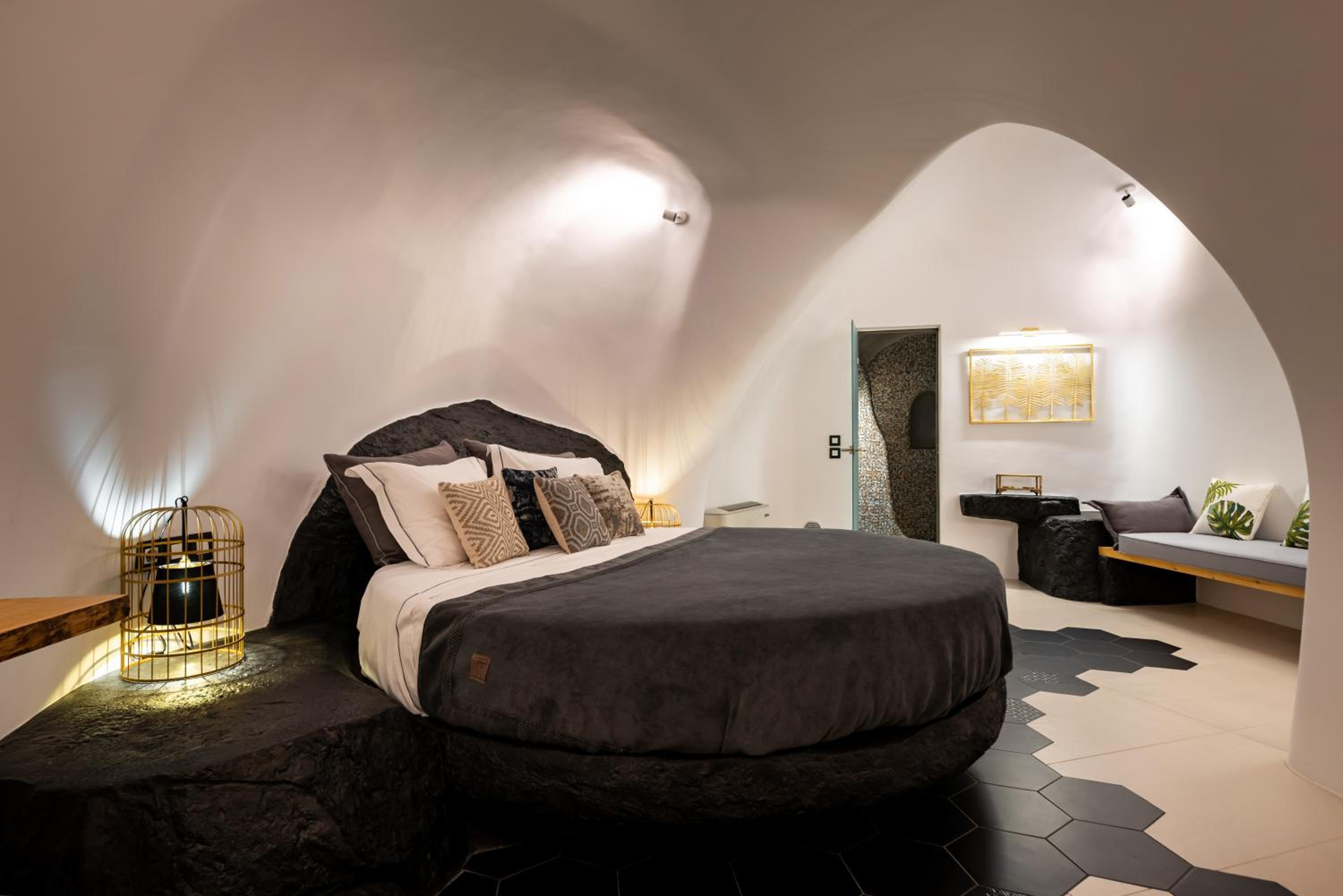 Elegant, Suite, Indoor Jetted Tub، Day Dream Luxury Suites 4/6