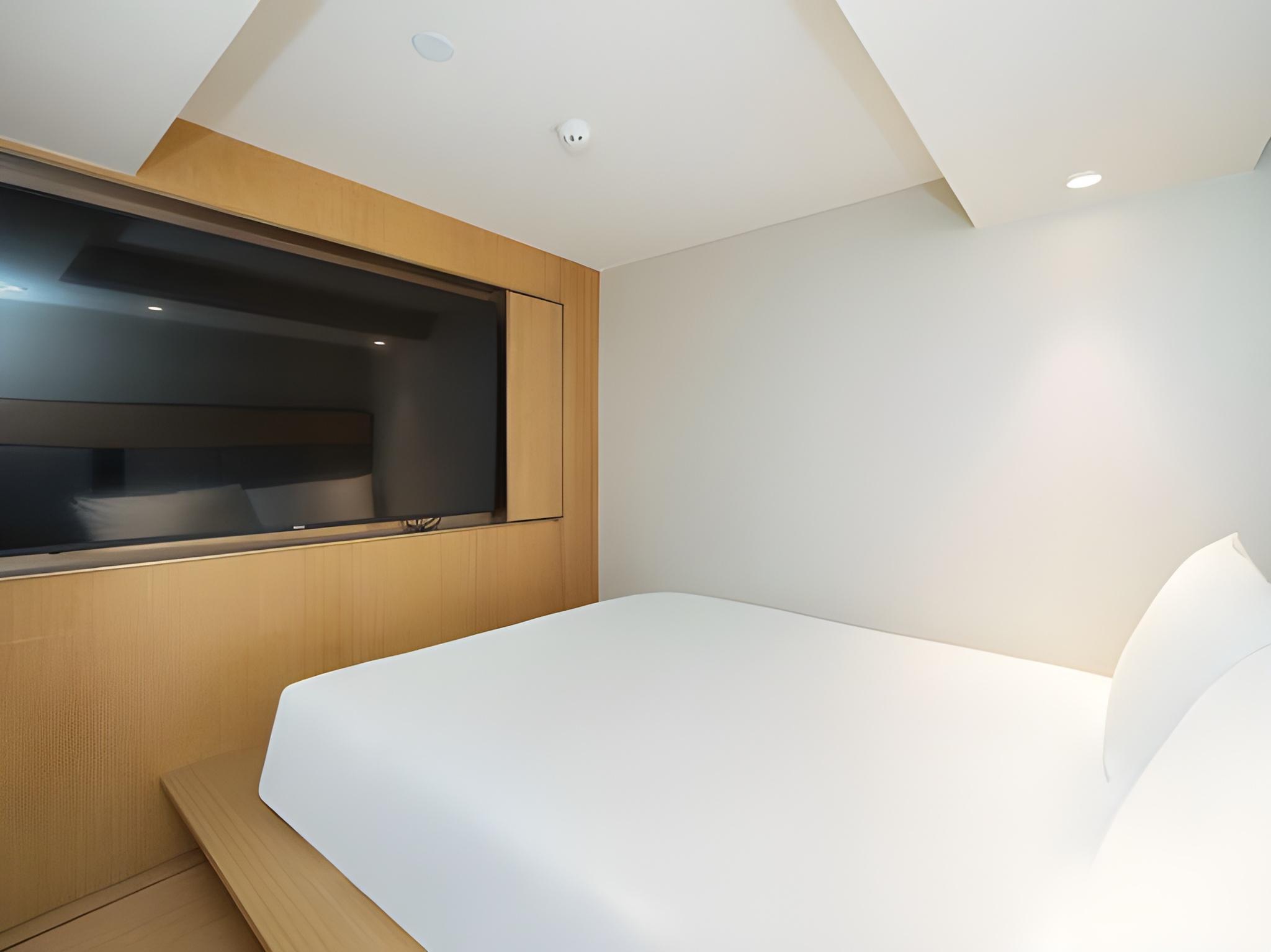 BUSINESS, QUEEN BED