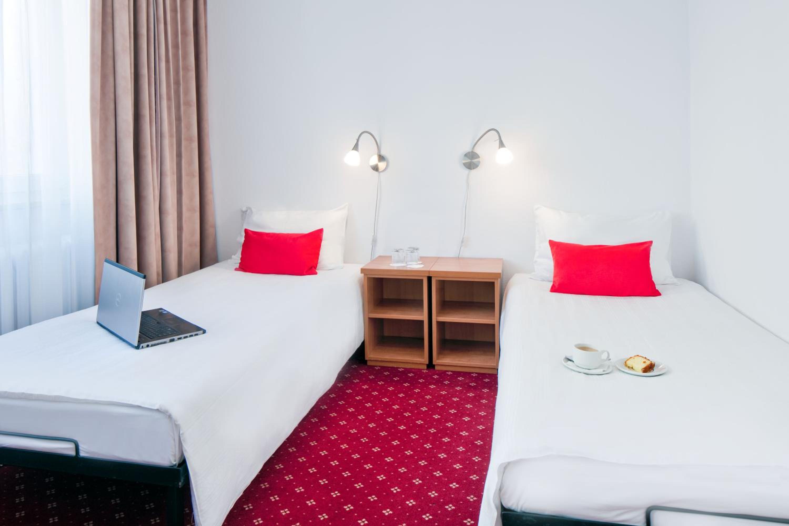 ROOM, TRIPLE
