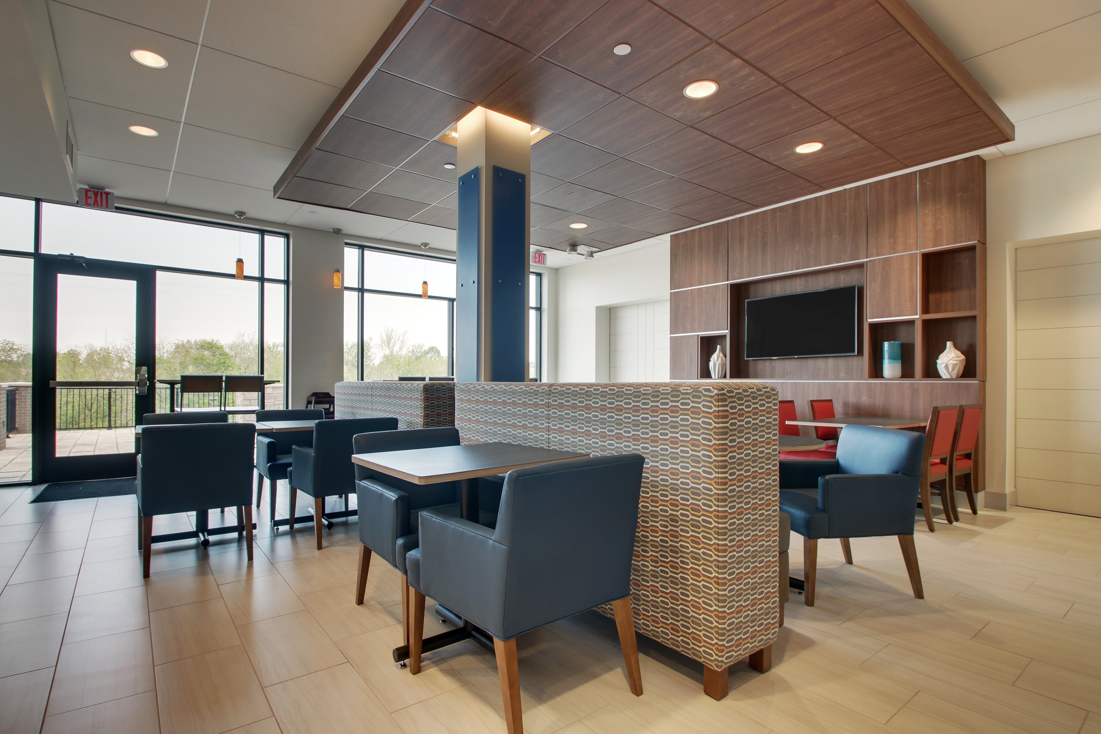 HOLIDAY INN EXPRESS & SUITES ELIZABETHTOWN NORTH 33/47