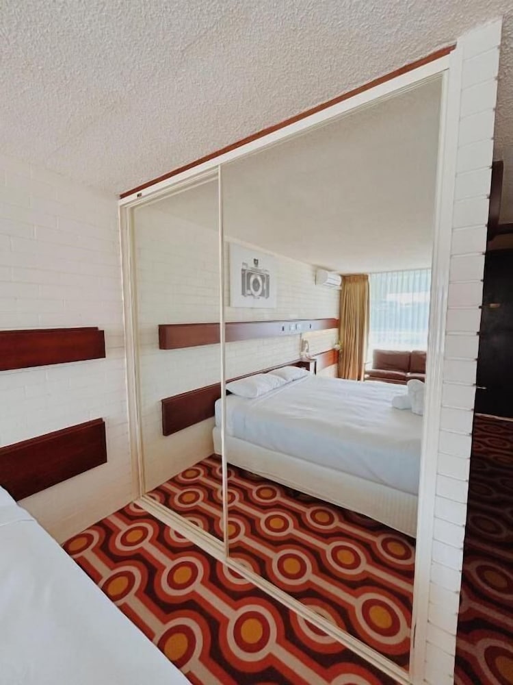 Superior, King Bed, Pool Side