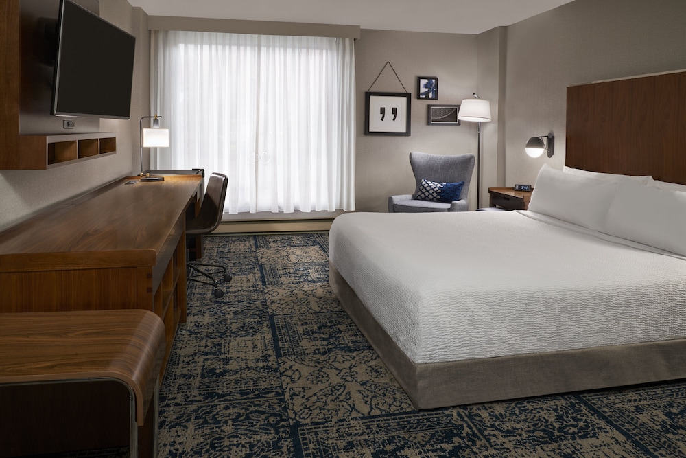DELUXE, KING BED