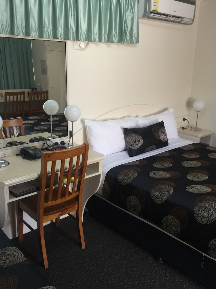 Econo Lodge Park Lane 18/29