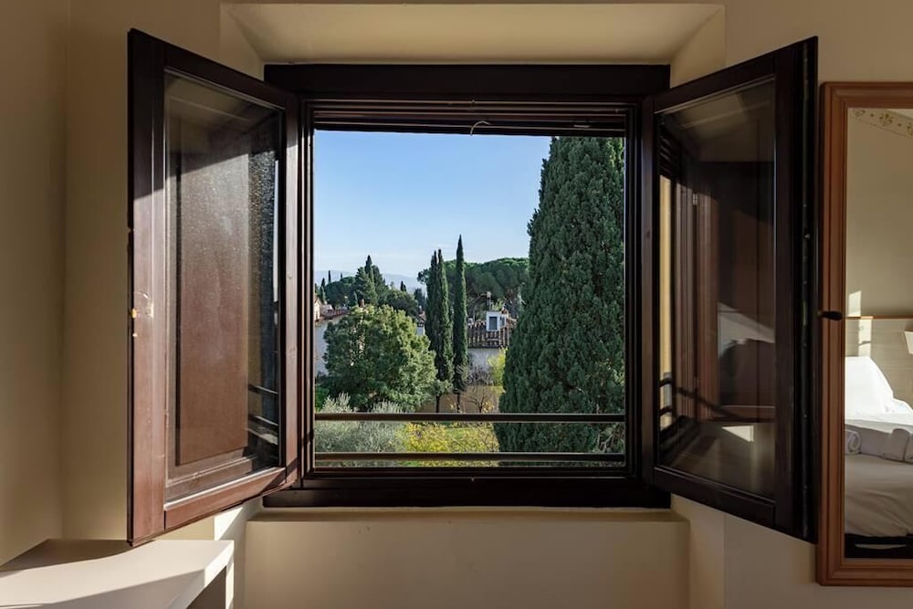 ROOM, TRIPLE, CITY VIEW