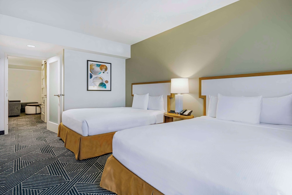 2 ROOMS, SUITE, 2 QUEEN BEDS, CITY VIEW, CORNER