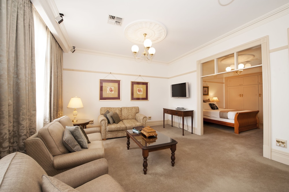 Cobb & Co Court Boutique Hotel 25/29