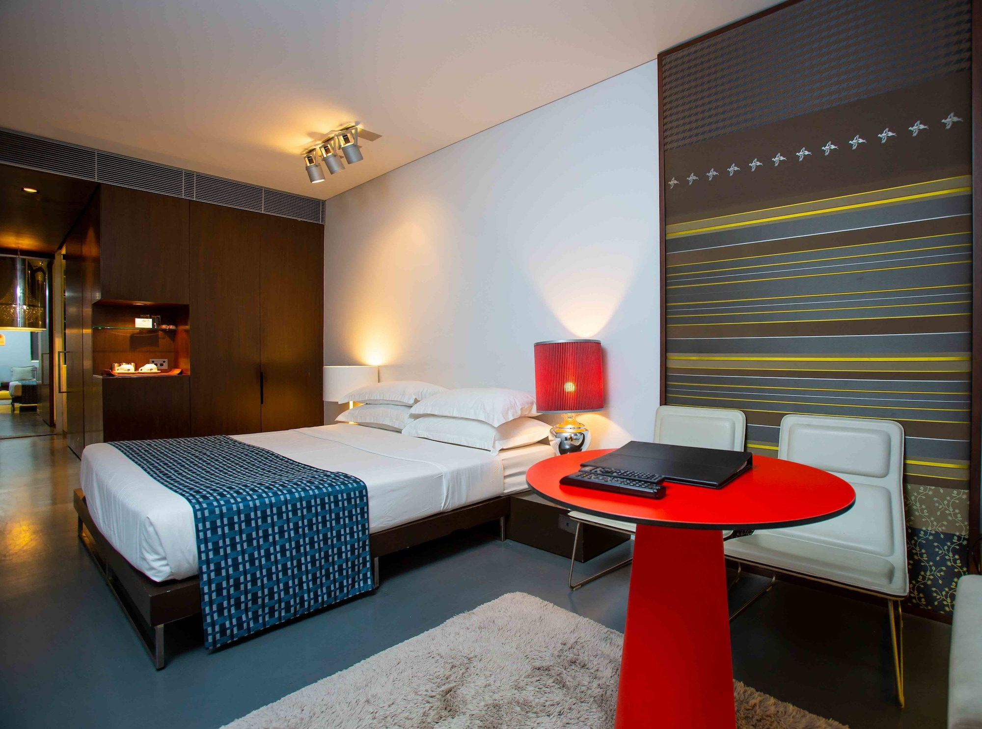 SUITE, KING BED