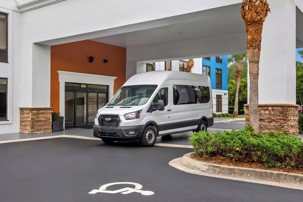 Holiday Inn Express & Suites Jacksonville SE- Med Ctr Area 49/55