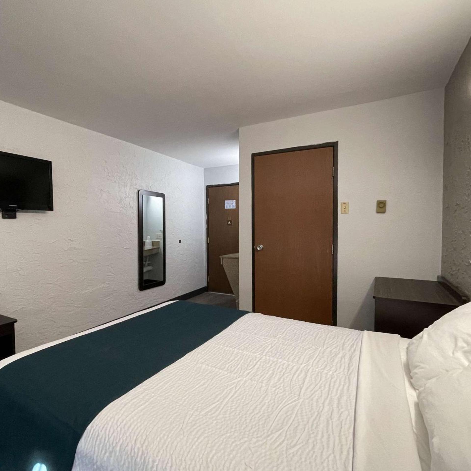 ROOM, KING BED