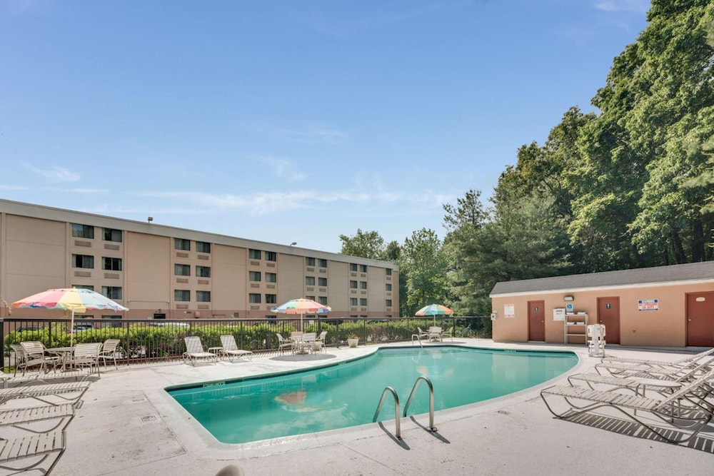 Motel6 Milford, CT 70/74