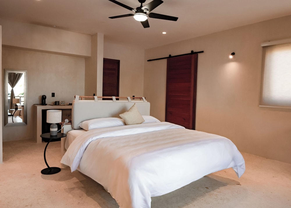 Beachfront Hotel Boutique DK 12/50