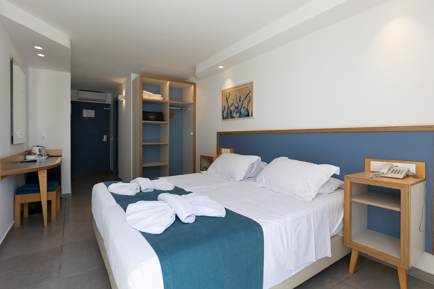Room, Double or Twin Bed, Lateral Side Sea View