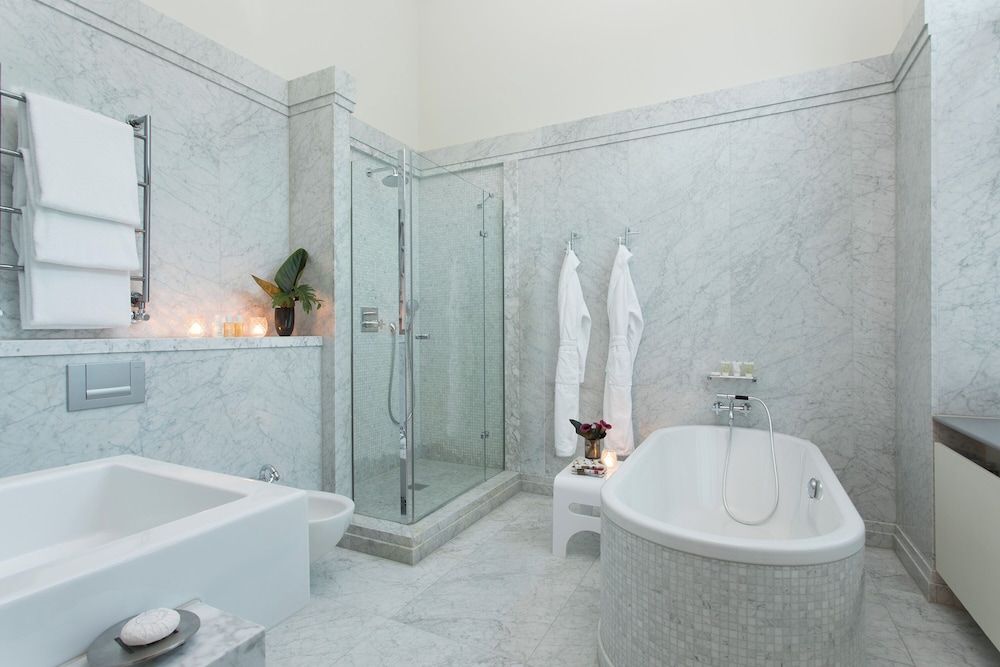 LUXURY, SUITE