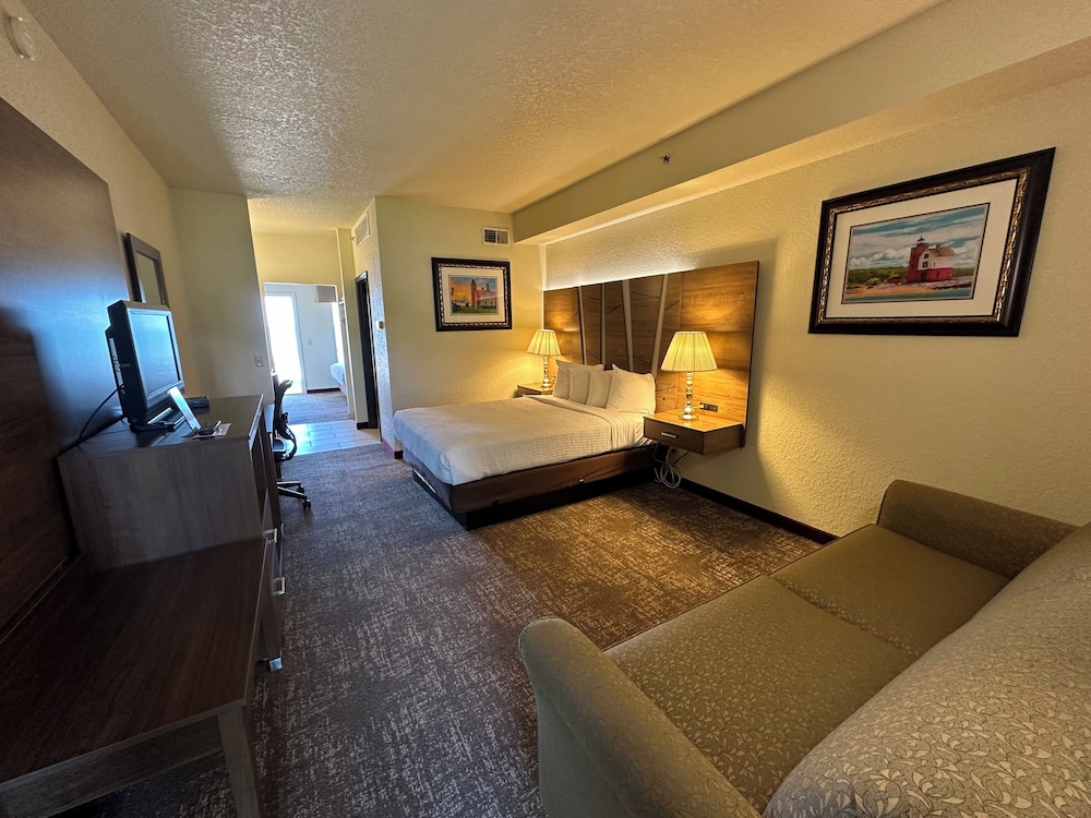 Mackinaw Beach & Bay Inn & Suites 39/51