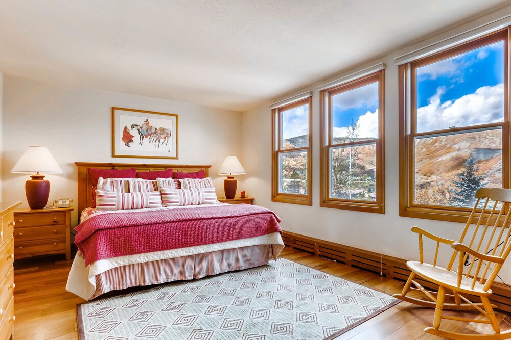 Woodrun Place Condominiums &amp; Residences 10/38