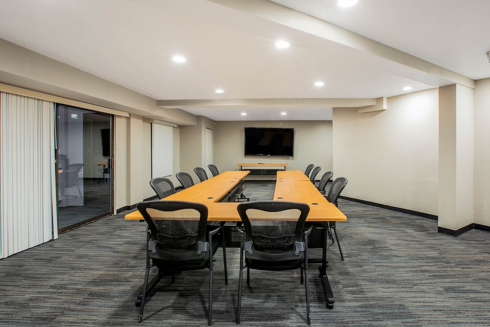 La Quinta Inn & Suites By Wyndham Pomona 42/52