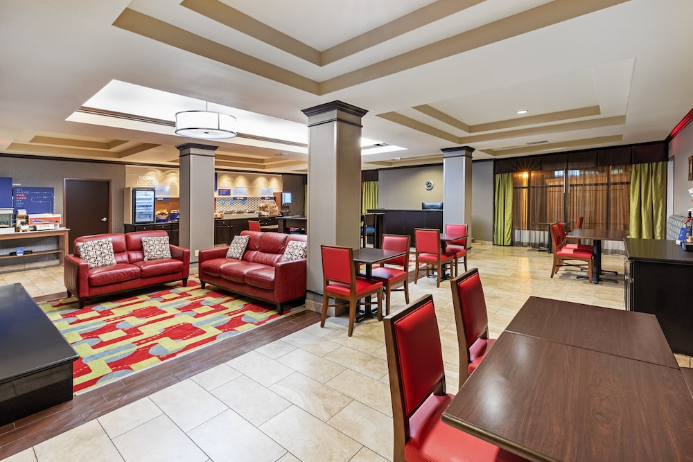 Holiday Inn Express Suites Floresville 42/58