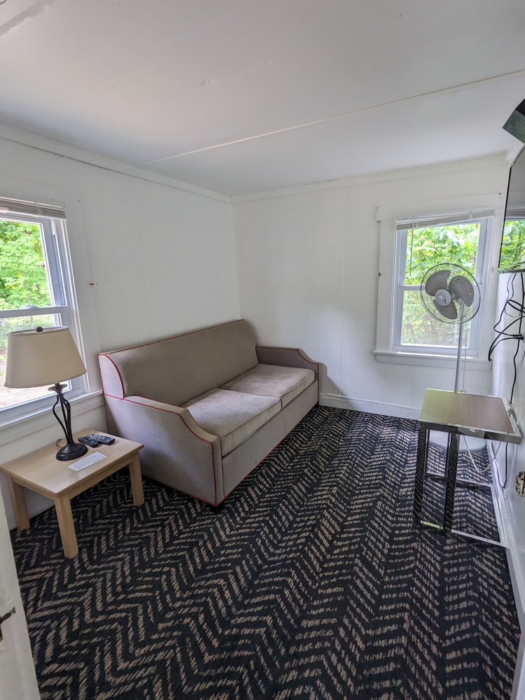 Perrys Motel & Cottages Ltd 27/47