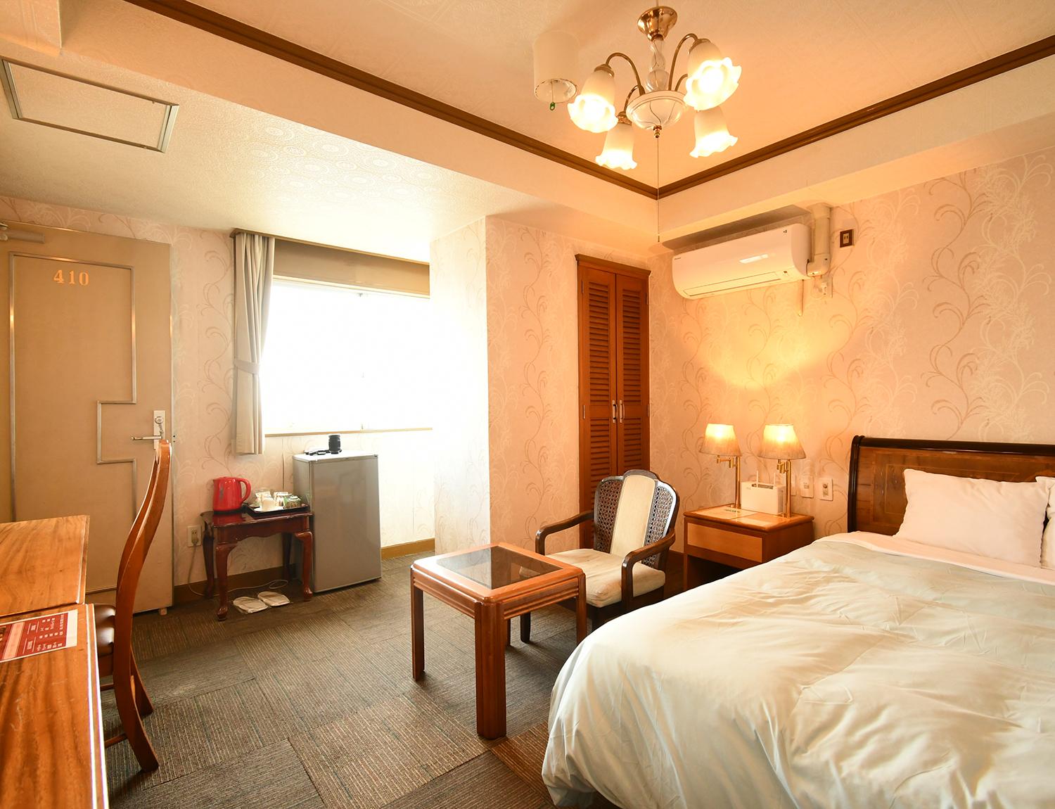 ROOM, DOUBLE BED, SMOKING