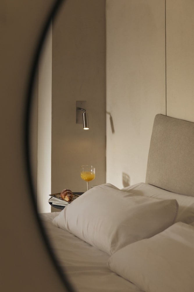 Room, Queen Bed, Via Del Corso View