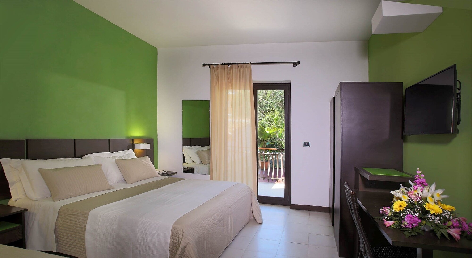 SUPERIOR, BALCONY, GARDEN AREA
