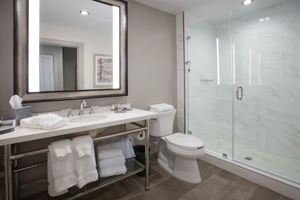 Room, King Bed, The Inn at Patrick Square 4/4