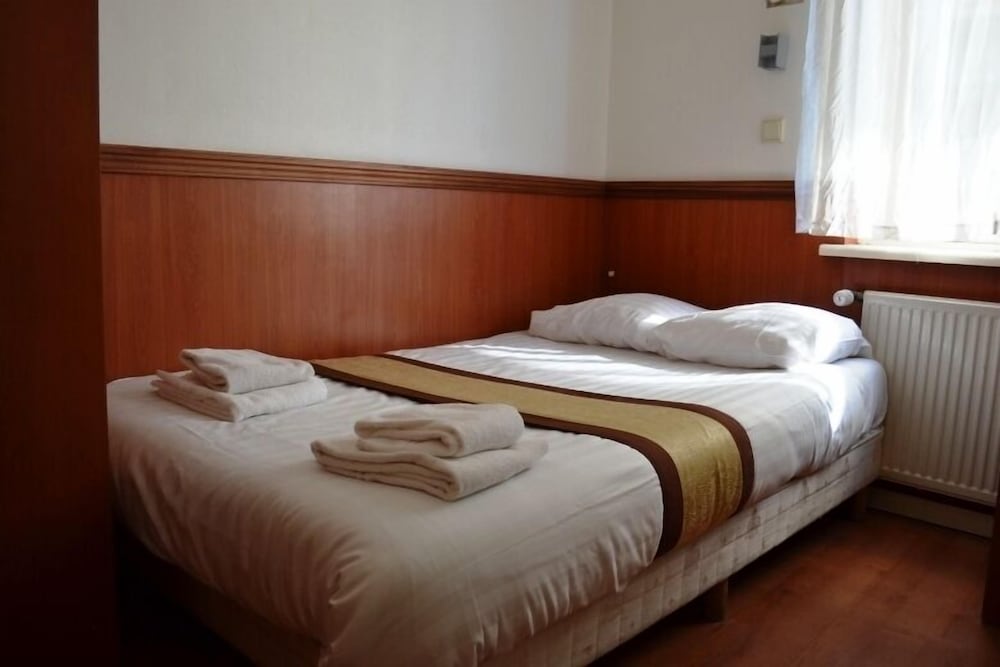 BASIC, DOUBLE BED, SHARED BATHROOM