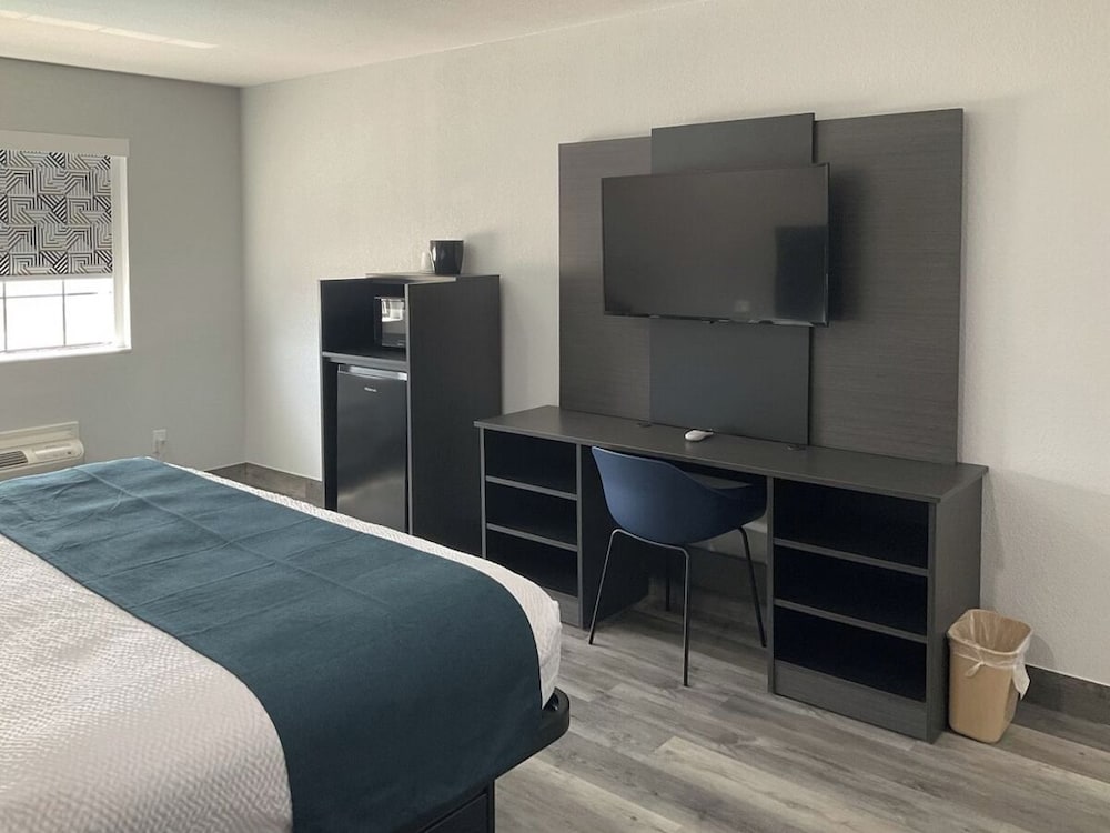 Studio6 Suites Brenham, TX 34/47