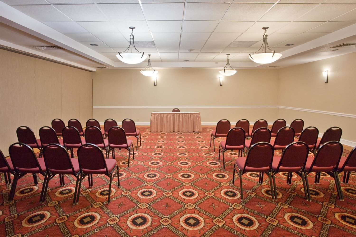 La Quinta Inn & Suites by Wyndham Downtown Conference Center 29/33