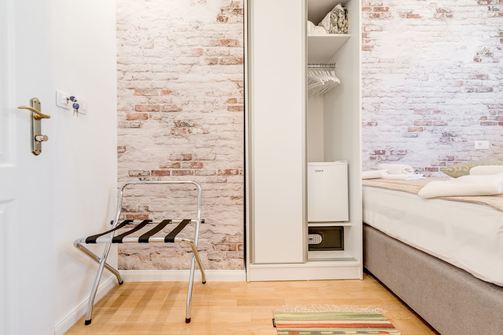 Le Monde Luxury Accommodation 62/63