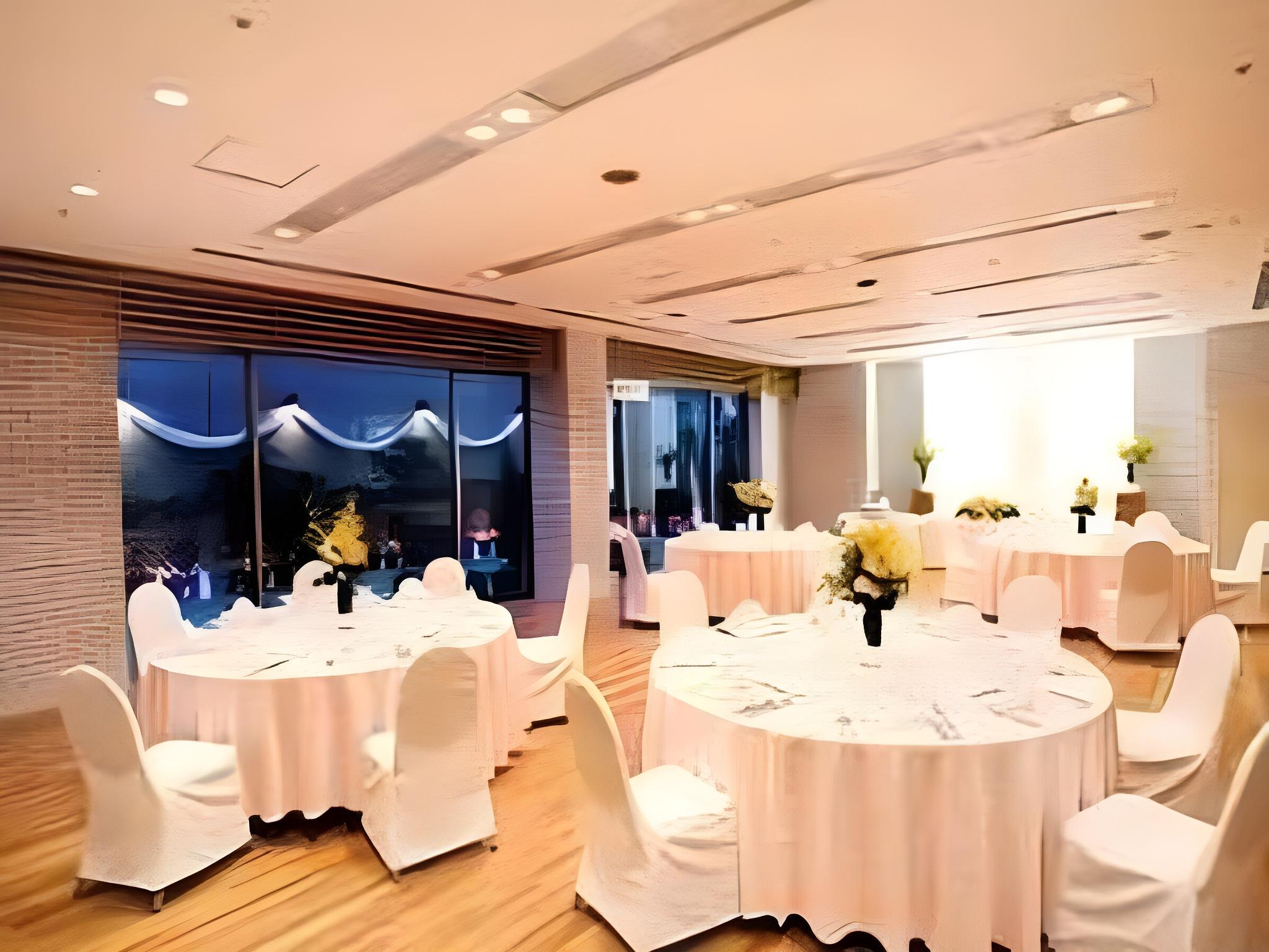 Cypress Garden Hotel 40/48
