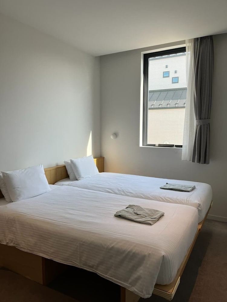 Hollywood, Superior, Twin Beds