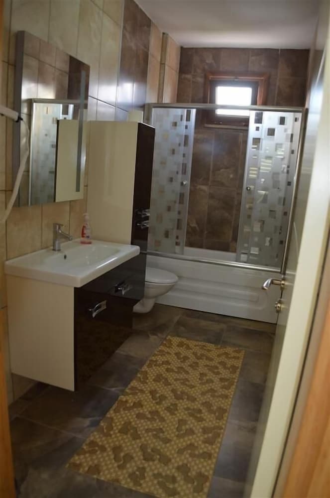 Hill Suites 3/34