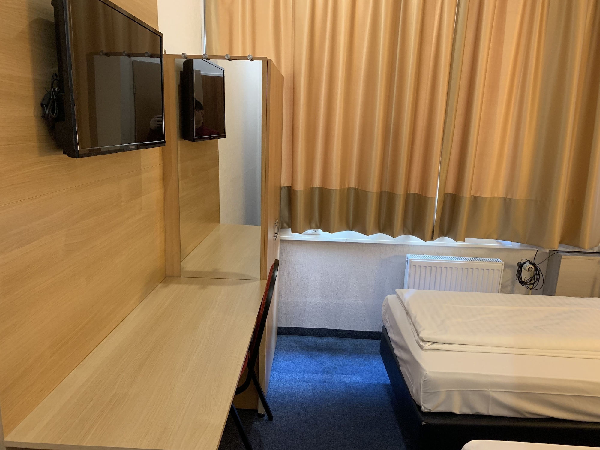 ROOM, SINGLE