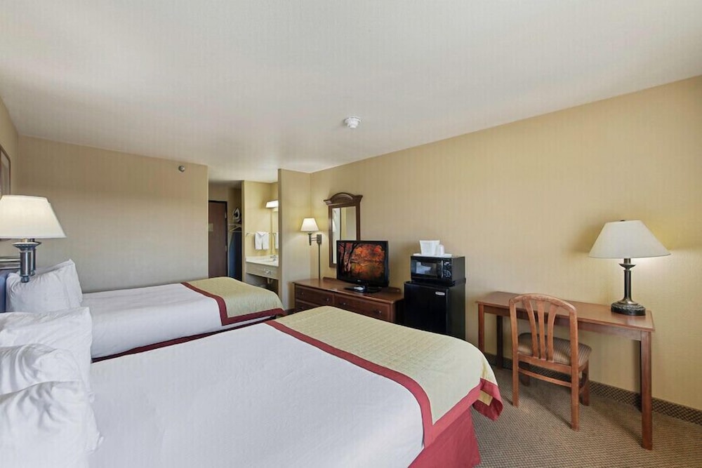 Pinedale Hotel & Suites 12/50