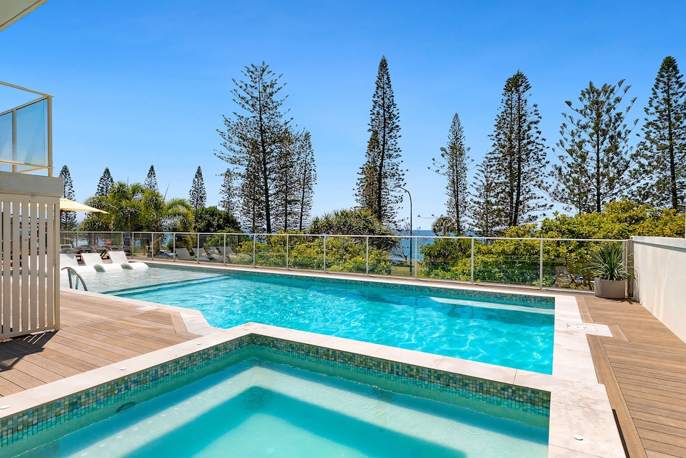 PACIFIC BEACH RESORT 35/77