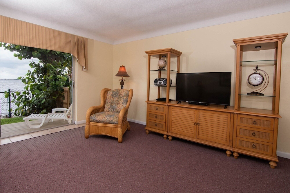 PALM BEACH WATERFRONT SUITES 8/67