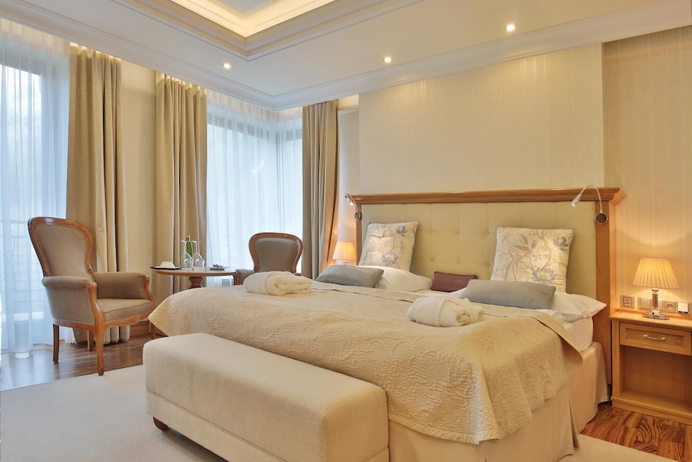 DELUXE, SUITE, RIVER VIEW, BALCONY