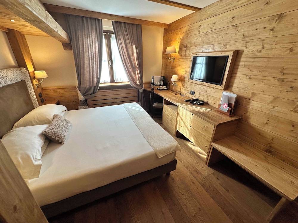 2 BEDROOMS, MASTER, FAMILY, CITY VIEW