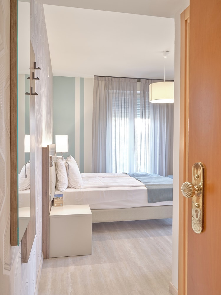 Hotel Bisesti 11/50