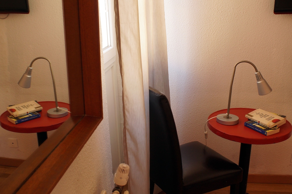 Hotel Edmond Rostand 3/45