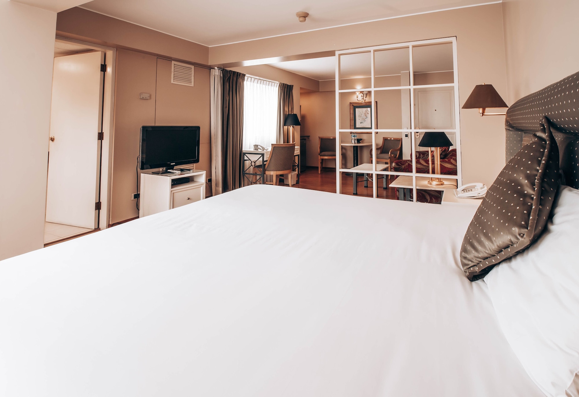 JUNIOR SUITE, KING BED