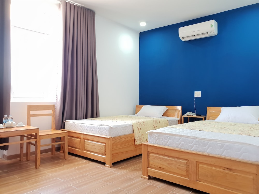 ROOM, TWIN BEDS