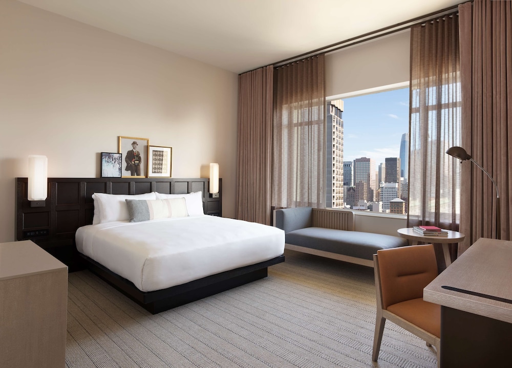 DELUXE, KING BED, ACCESSIBLE