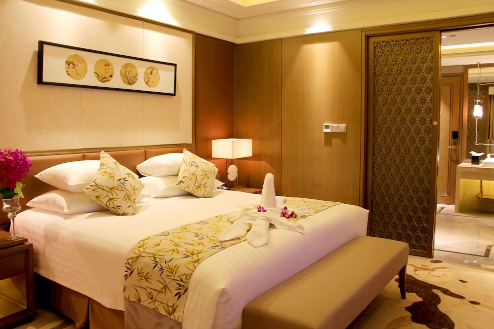 DELUXE, SUITE, CITY VIEW