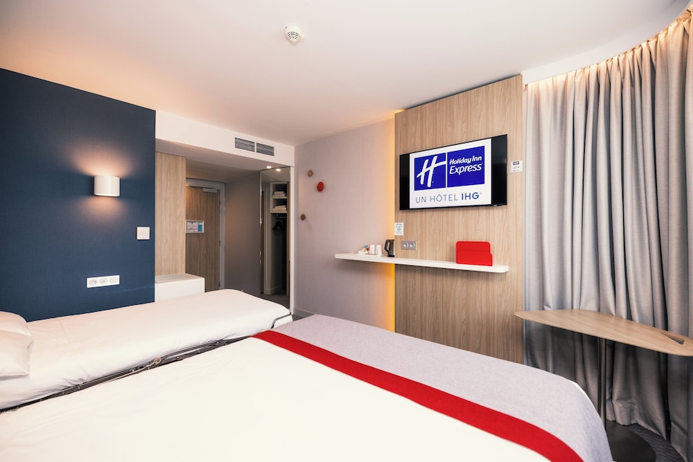 غرفة قياسية بسرير مزدوج مع أريكة، HOLIDAY INN EXPRESS PARIS - CDG AIRPORT 2/8
