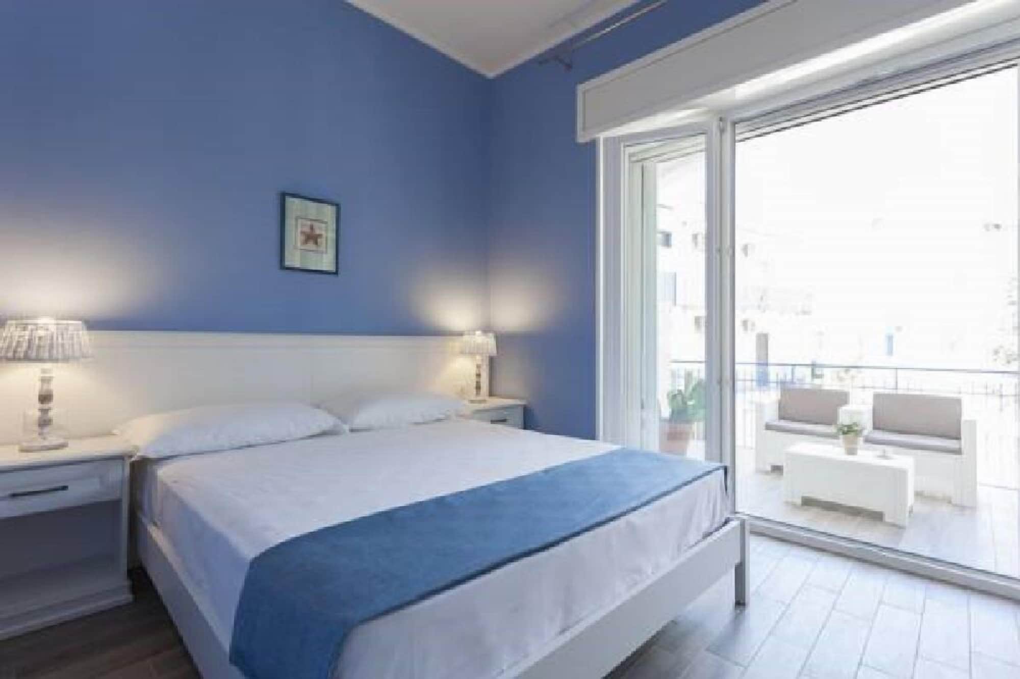 ROOM, DOUBLE BED