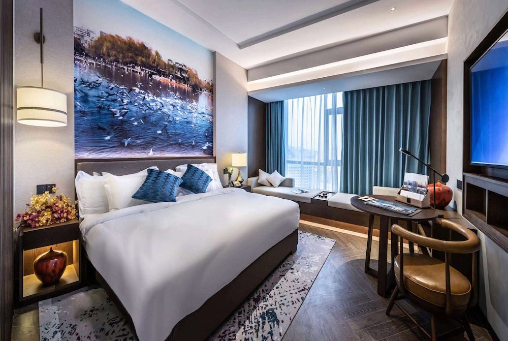 DELUXE, KING BED