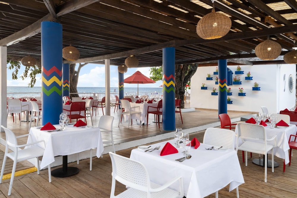 Grand Decameron Cornwall Beach, A Trademark All Inclusive 35/50